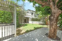A Colourful Life! 4Bed/2.5Bath/1Car ~ Queenslander - 4-Star
