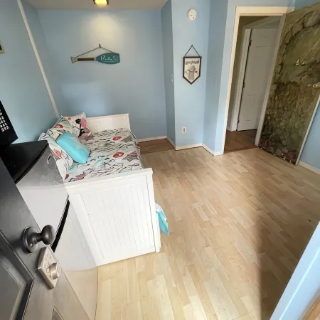 Spacious, comfortable rooms near beach & Newport