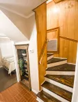 Beautiful 2 story house overlooking the water. Has arcade & Close to the springs