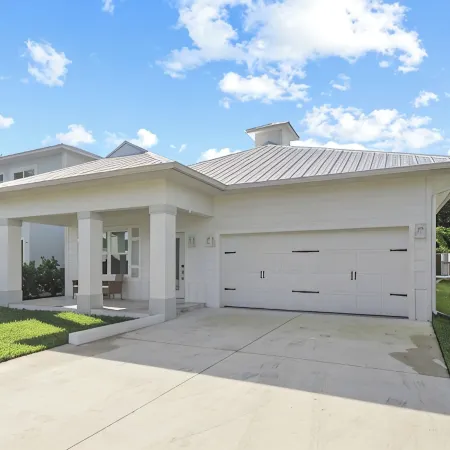 Welcome to Casa Rio Rancho, our vibrant ranch-style house in scenic Jensen Beach