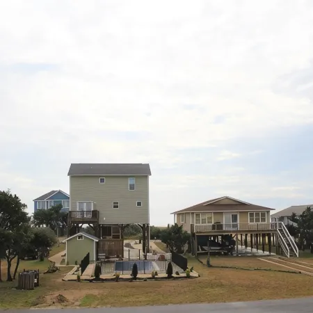 Deacon on Dolphin! Quaint 3rd Row Beach House with Ocean Views!