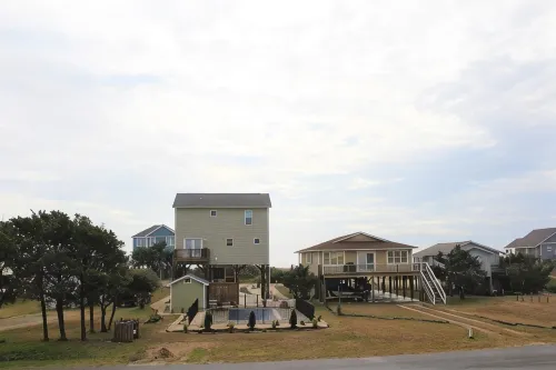 Deacon on Dolphin! Quaint 3rd Row Beach House with Ocean Views!