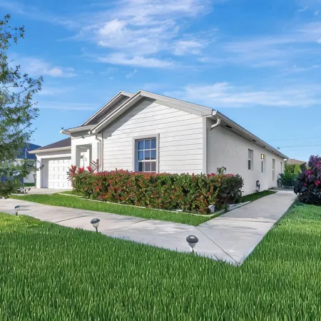 Modern Private 2 BR 1 BA and Kitchen Near the Beach