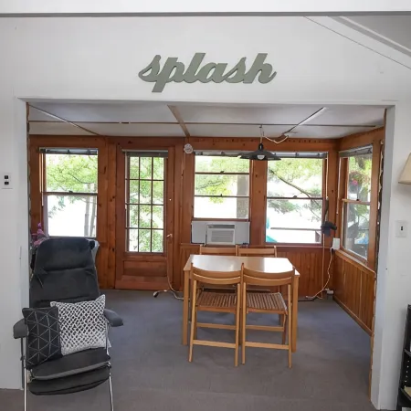 Classic Maine Cabin, Private Waterfront Easy Access to Nearby Amenities Отели в г. Уиндем