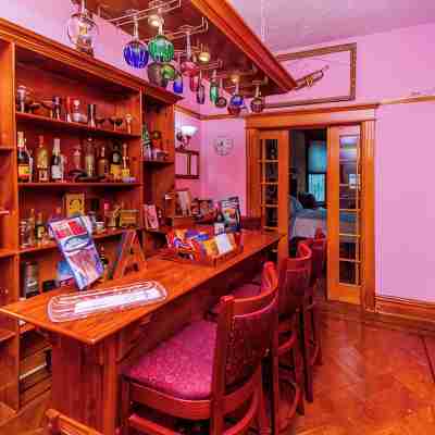 Charming 2-bedroom Brownstone with Bar and Balcony in enchanting Brooklyn Fitness & Recreational Facilities