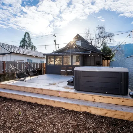 Warren House · 1800s Cottage · Hot Tub · Game Room · 3Br · Downtown Rogue River