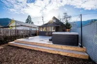 Warren House · 1800s Cottage · Hot Tub · Game Room · 3Br · Downtown Rogue River