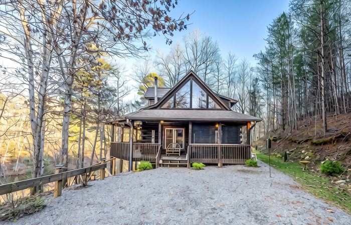 Beautiful Lake Front Log Cabin with Dock