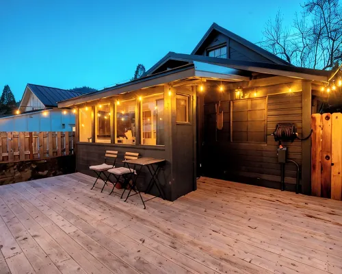 Warren House · 1800s Cottage · Hot Tub · Game Room · 3Br · Downtown Rogue River Hotels in Rogue River