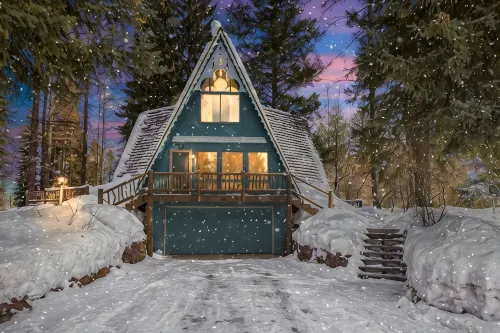 Pet Friendly, 10 Guests, Walking Distance to Payette Lake/Downtown, Hot Tub!