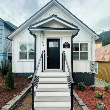 White LotusHistoric home minutes from all the main attractions!