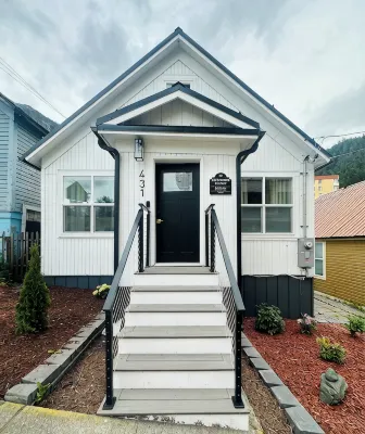 White LotusHistoric home minutes from all the main attractions!