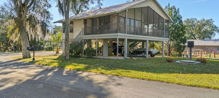 Manatee Manor. Waterfront, dock, stilted home. Renovated June '23. Hotels in Homosassa