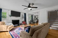 This beautiful home is in the historic Haymount district of Fayetteville. - 3 ดาว