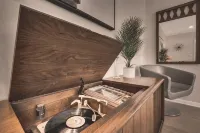 Benelo | Midcentury Modern Single-Level Home, 3 BR