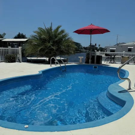 Beautiful & Meticulously Clean ~ Waterfront Bungalow ~ Pool!