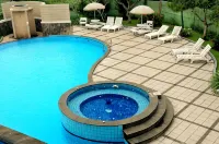 Marbella Suites Bandung - piscina
