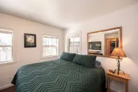 RIVER VIEW Yosemite Cabin in Wawona among the Redwoods,3 Bed 2 bath, jump rock! - Chalets