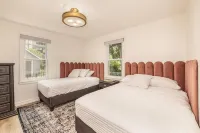 Cream City Lounge Parking AC Patio Pets Sleeps 11 - บังกะโล