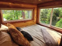 Near Pictured Rocks and trails, on the AuTrain River, has private hot tub - 무료 와이파이