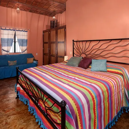 Amazing views, 5 minutes from downtown or the beach, quiet area of town