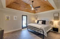 Private 2-Acre Salado Hill Country Villa, Heated Pool, Hot Tub, Sleeps 9 - 4-Sterne