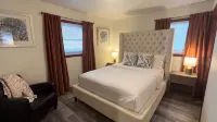 Coastal Charm meets Farmhouse living in a cozy single-family. 8 min to Mayo. - บังกะโล