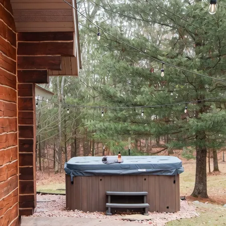 Lulu’s Lodge: Cozy Woods Cabin w/ Hot Tub + Stone Fireplace