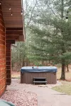 Lulu’s Lodge: Cozy Woods Cabin w/ Hot Tub + Stone Fireplace - 샬레 호텔