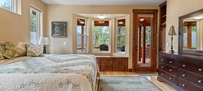 Luxury home on the golf course with spacious deck overlooking the mountains Hotels in Colfax County