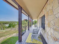 Charming 3-bedroom 3-bathroom house with WiFi, AC in fantastic Buchanan Dam Hotels in Buchanan Dam
