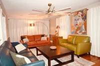 Cozy, stylish spot with great amenities—walk to food, shops & 15 min DEC airport - WiFi