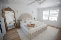 Charming Cottage with Sauna, Mini Golf, 2 OD Showers, Fire-Pit, Soaking Tub Dogs - 4-Star