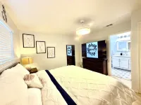 Chandelier Retreat 3Br/2BA/ King Bed /85”75”32” TVs/ Near Hard Rock Casino