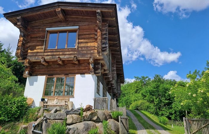 Quiet vacation apartment in a wooden house (on the edge of the forest)