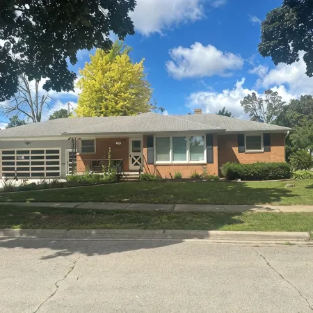 3-bedroom house in charming Green Bay, walking distance to LAMBEAU!!