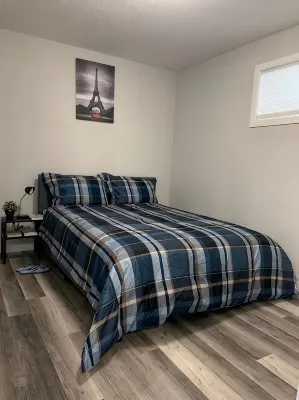 Guest Suite in Regina - Queen Bed โรงแรมใน