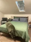 Quiet & cozy loft apartment only minutes to downtown Springfield and U of O. - balcony