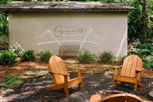 Historic 19th Century Cabin in Greenville - Hytter