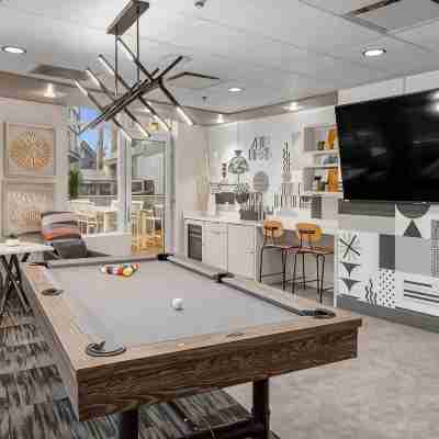 Penthouse 2b 2b +Gym +Yoga Room +Lounge +Pool +WiFi in Downtown Bellevue Fitness & Recreational Facilities