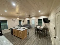 TAKE IT EASY Fishing Cabin. Large enclosed bay for storing the boat. - 4성급