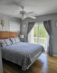 Coastal Comfort: 4-bedroom house with pool and sound access, 3 min walk to beach - balcony