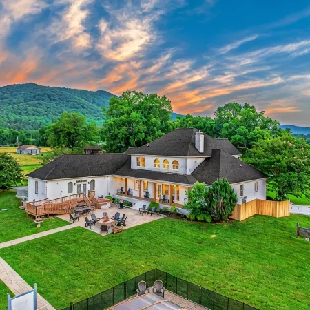 10BR Estate / Dome Pool / Pickleball / Sauna / Theater / Arcade / Sleeps 33
