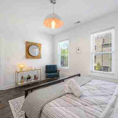 LUX 3-Level Chicago Home +garage & patio Rooms