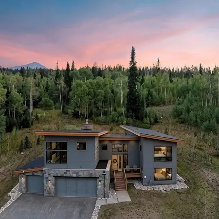 Luxury 5Br on Nat'l Forest: Private Lake, Pool & Hot Tub, Ski Keystone & Breck
