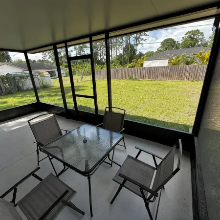 Spacious 4-bedroom house with AC, WiFi in wonderful Palm Bay