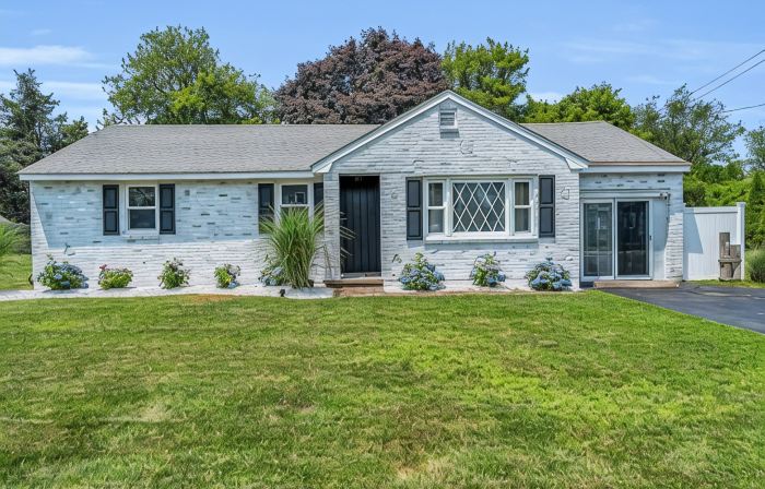 Great Hammcock Getaway, cozy home, hot tub, fire pit, beaches nearby.