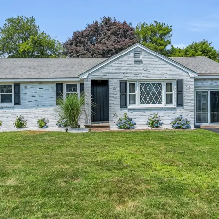 Great Hammcock Getaway, cozy home, hot tub, fire pit, beaches nearby.