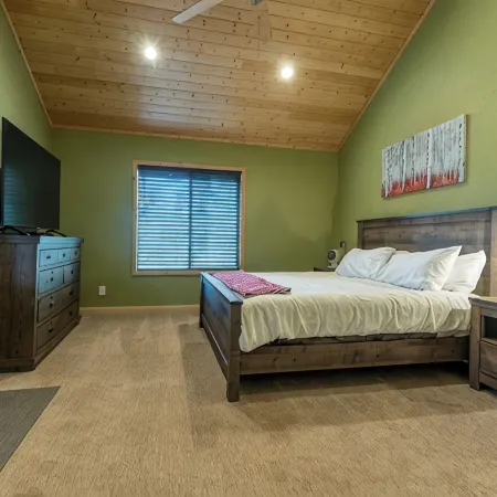 Gorgeous Chalet Cabin w/NEW HOT TUB near National Parks and loaded w'/Amenities!