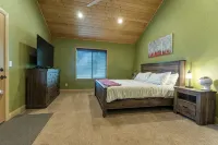 Gorgeous Chalet Cabin w/NEW HOT TUB near National Parks and loaded w'/Amenities!